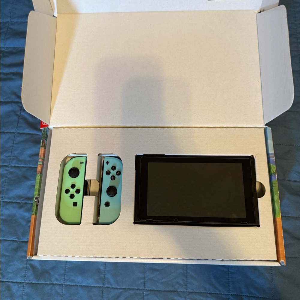 Nintendo Switch Special Edition Console - Mint Green and White - Picture 3 of 4